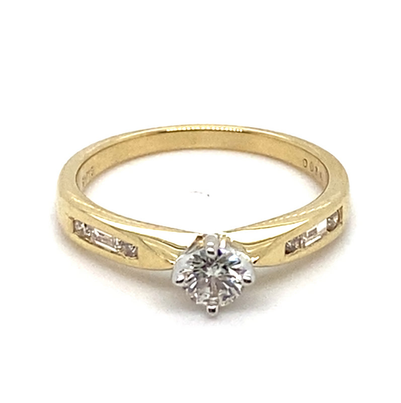 9CT YELLOW GOLD PINCHED SHOULDER DIAMOND DRESS RING VALUED @ $1599