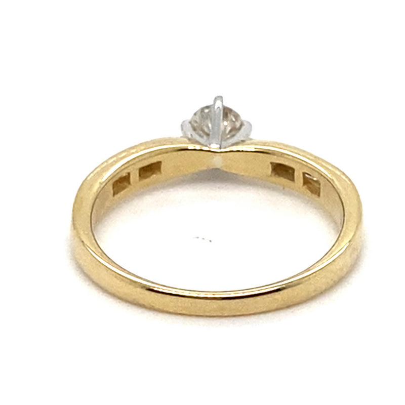 9CT YELLOW GOLD PINCHED SHOULDER DIAMOND DRESS RING VALUED @ $1599