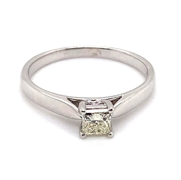 18CT WHITE GOLD POINTED SHOULDER DIAMOND DRESS RING VALUED @ $2899