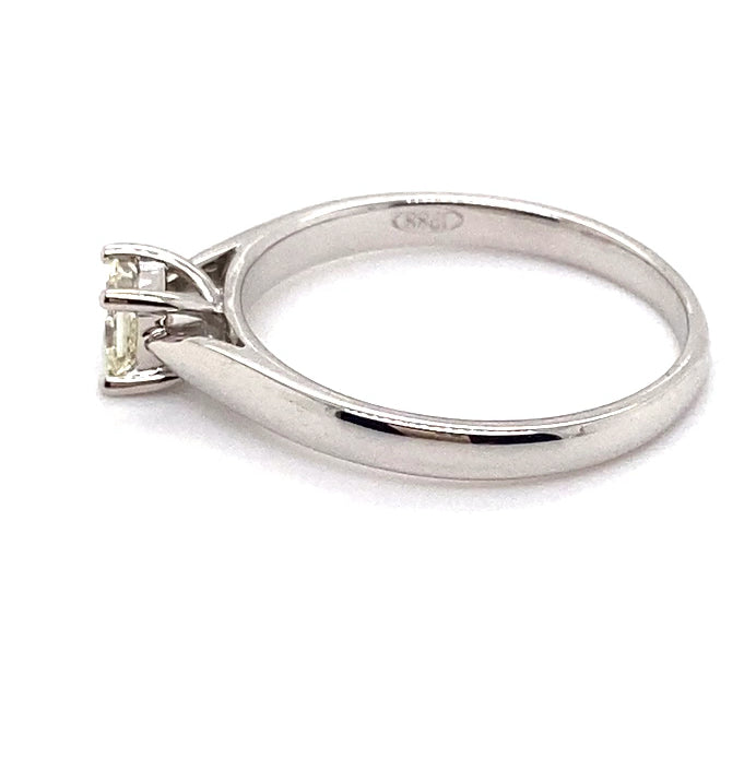 18CT WHITE GOLD POINTED SHOULDER DIAMOND DRESS RING VALUED @ $2899