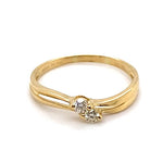 18CT YELLOW GOLD SPLIT SHOULDER DIAMOND DRESS RING VALUED @ $1299