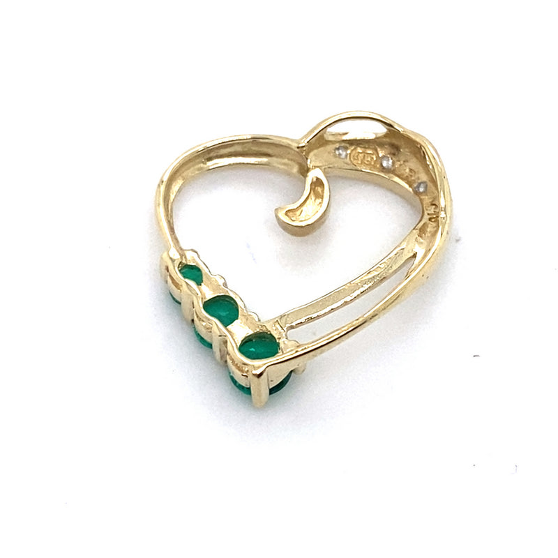 9CT YELLOW GOLD SYNTHETIC EMERALD & DIAMONDS SET IN HEART SHAPE PENDANT TW 1.1g