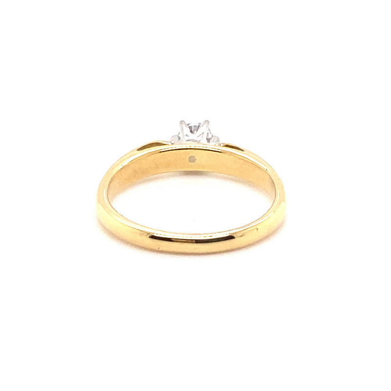 18CT YELLOW & WHITE GOLD POINTED SHOULDER DIAMOND DRESS RING VALUED @ $2399