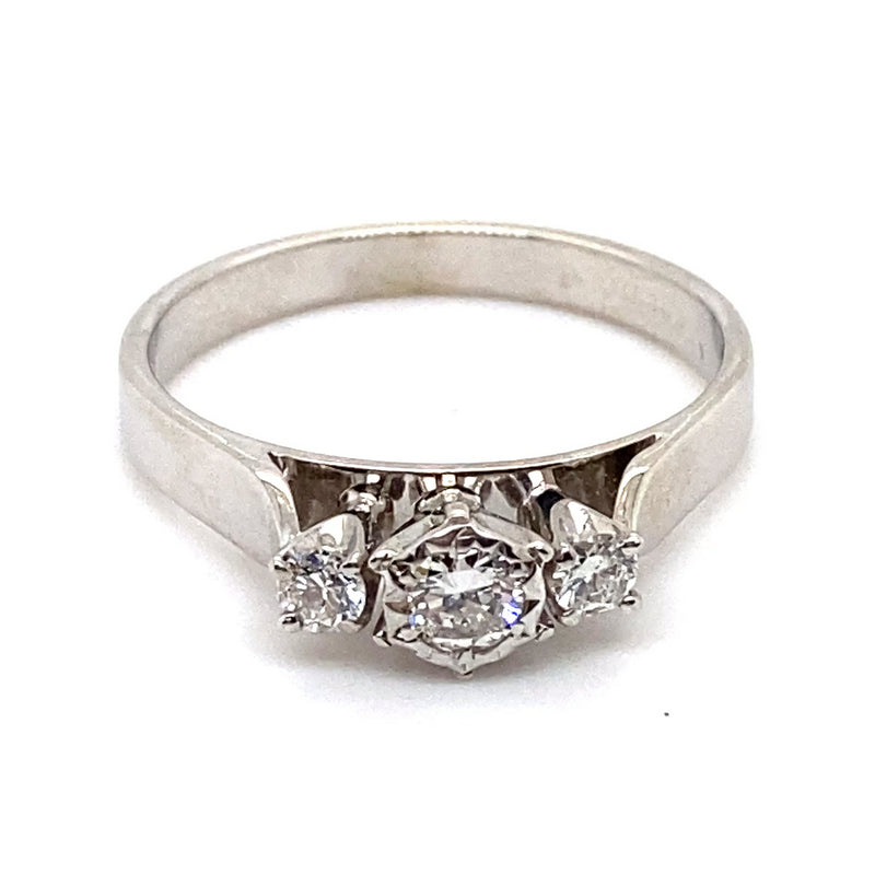 18CT WHITE GOLD POINTED SHOULDER DIAMOND DRESS RING VALUED @ $3999